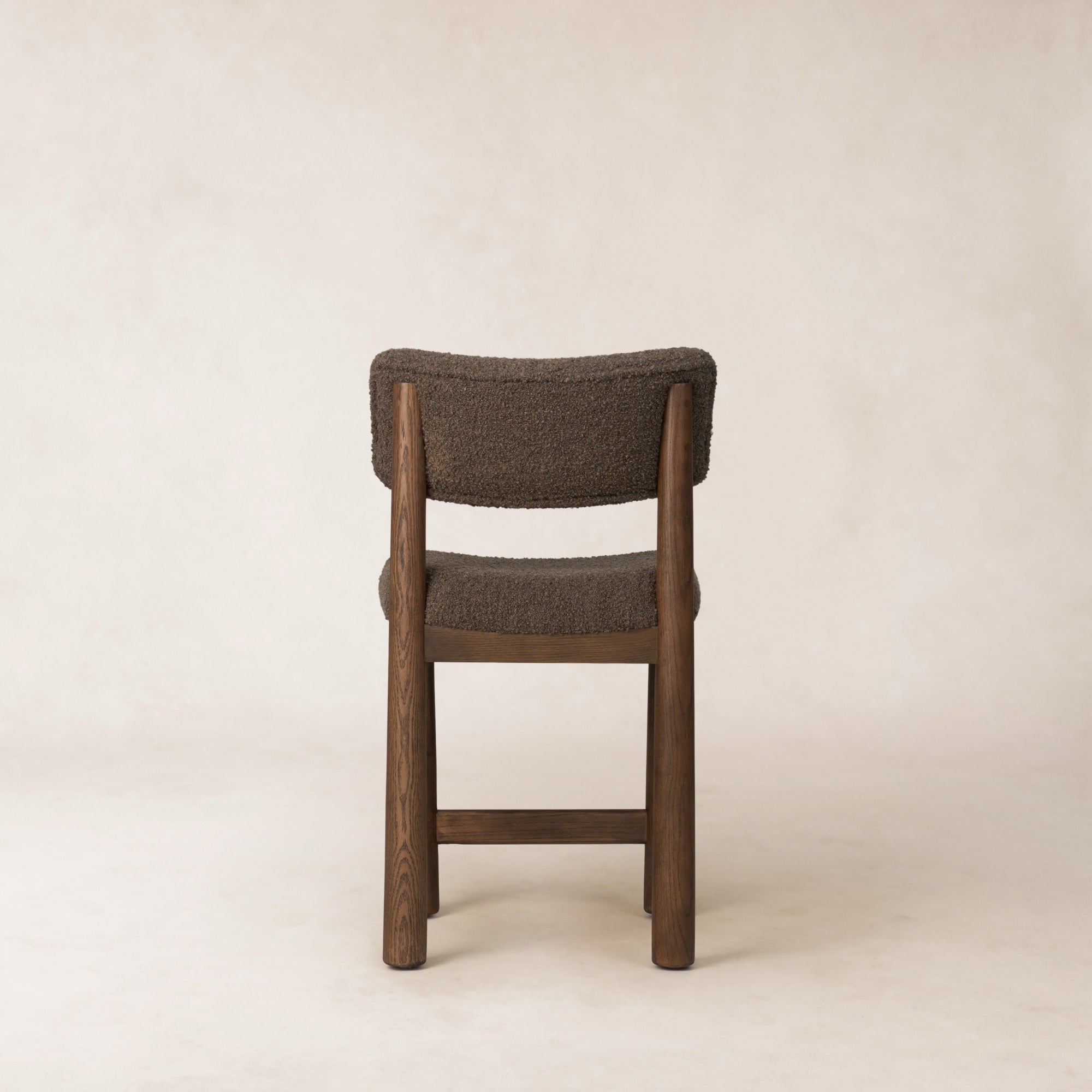 Tabouret de comptoir - Boucle en mohair moka et pieds fuselés en chêne blanc