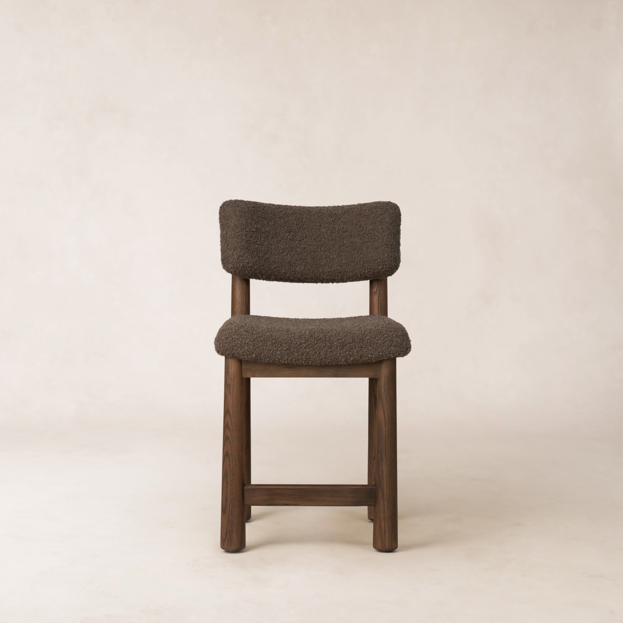 Tabouret de comptoir - Boucle en mohair moka et pieds fuselés en chêne blanc