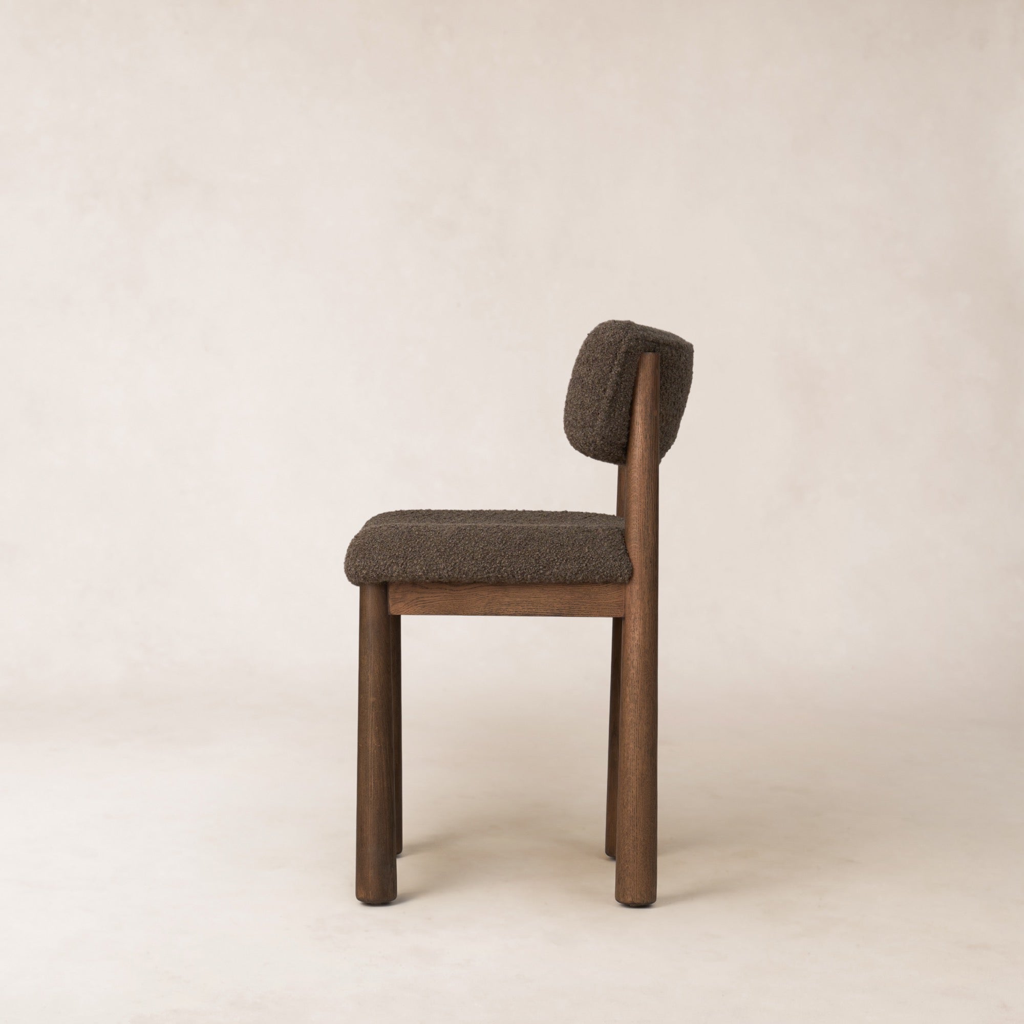 Tabouret de comptoir - Boucle en mohair moka et pieds fuselés en chêne blanc