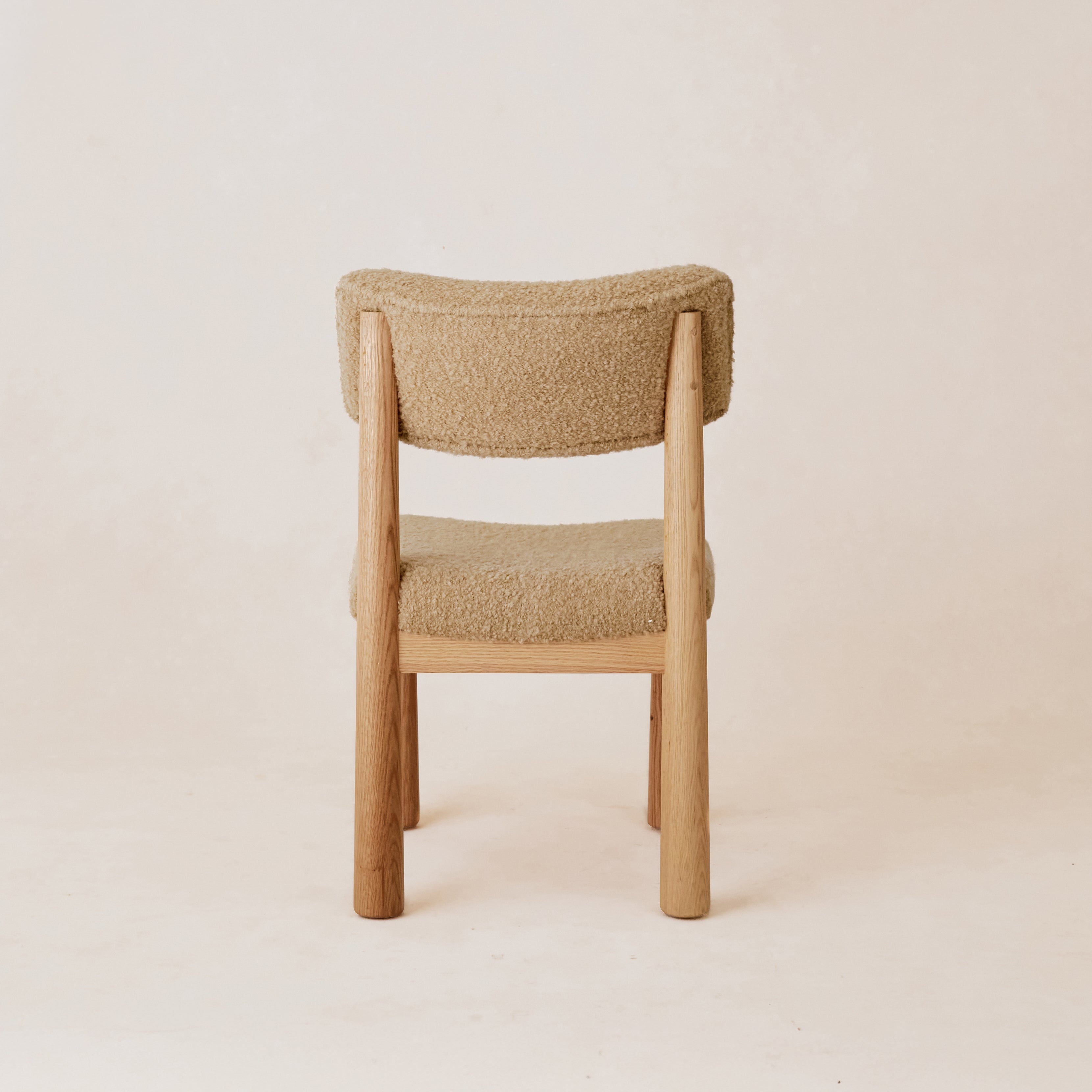 Chaise de salle à manger - Bouclé belge couleur Chameau et pieds fuselés en Chêne blanc