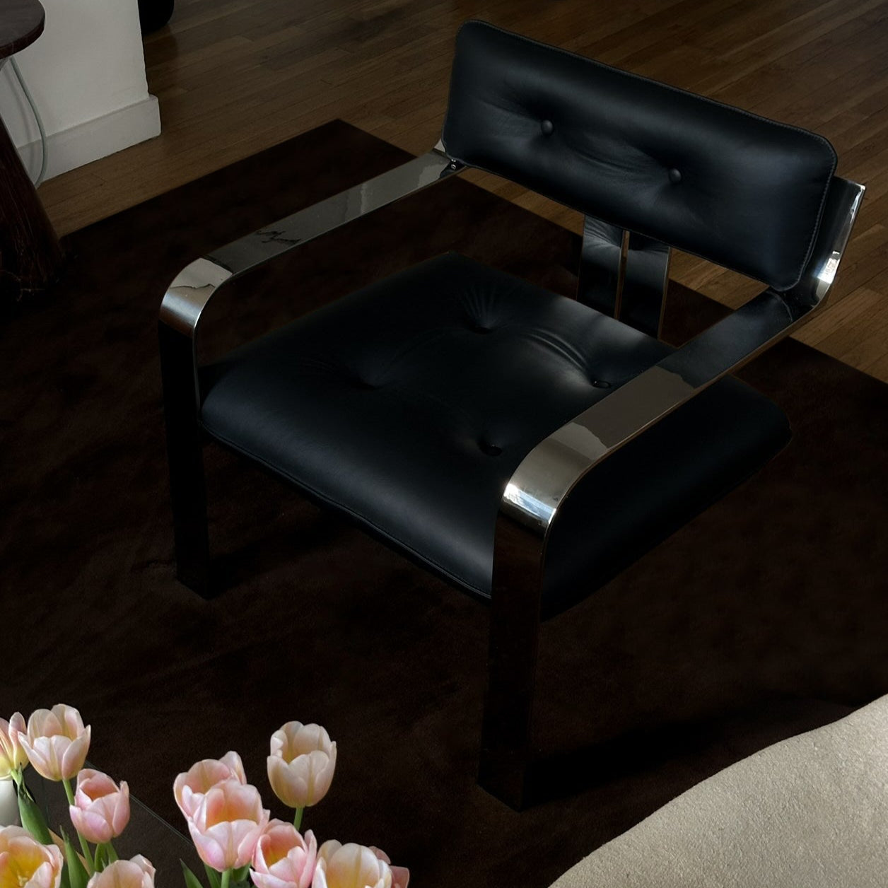 Fauteuil d'appoint - Cuir noir et piètement chromé