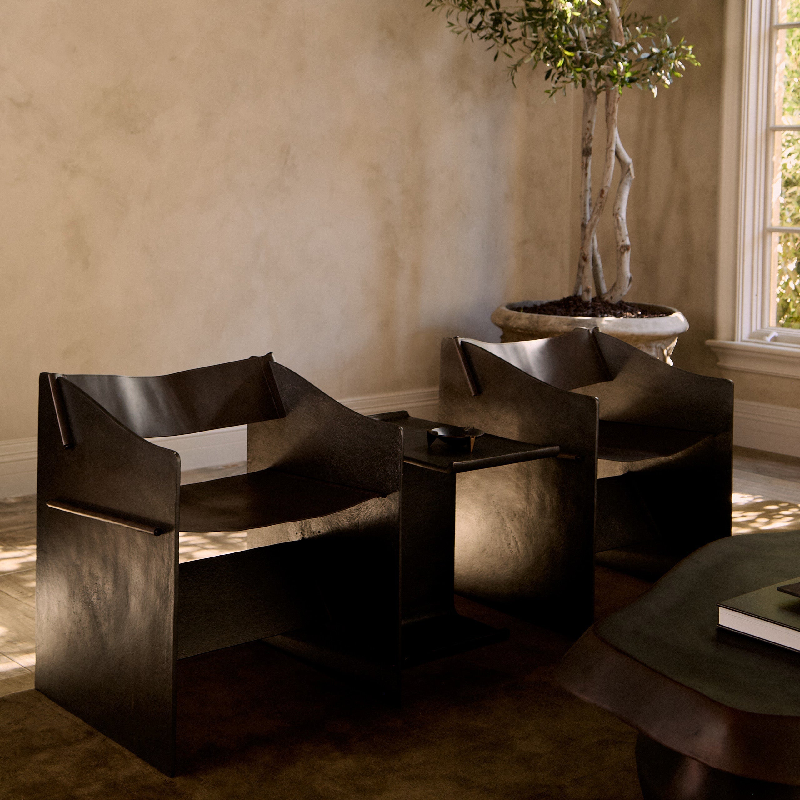 Fauteuil d'appoint sculptural – Structure en fonte d'aluminium