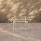 Table basse d'extérieur hexagonale en verre – Cadre en fer blanc