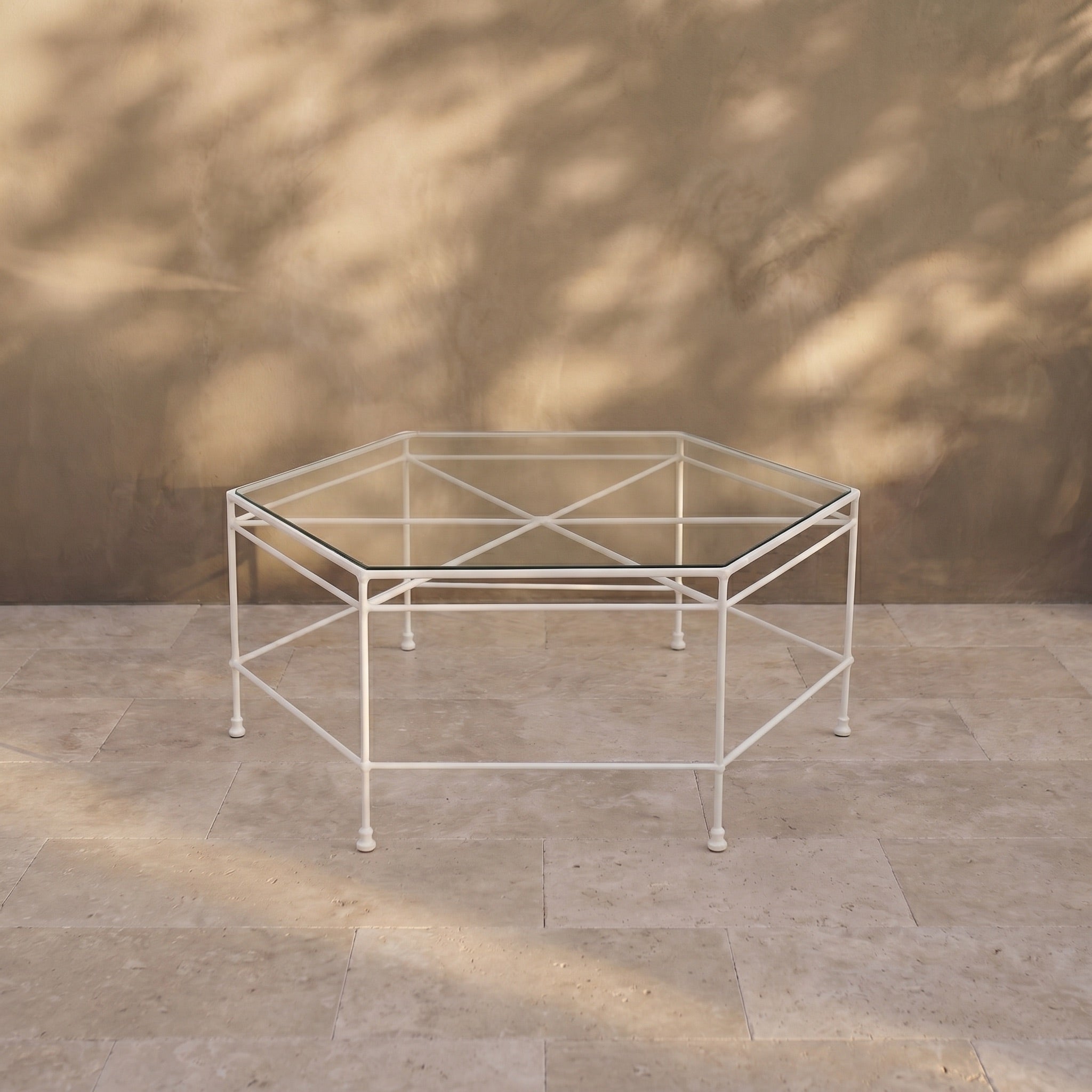 Table basse d'extérieur hexagonale en verre – Cadre en fer blanc