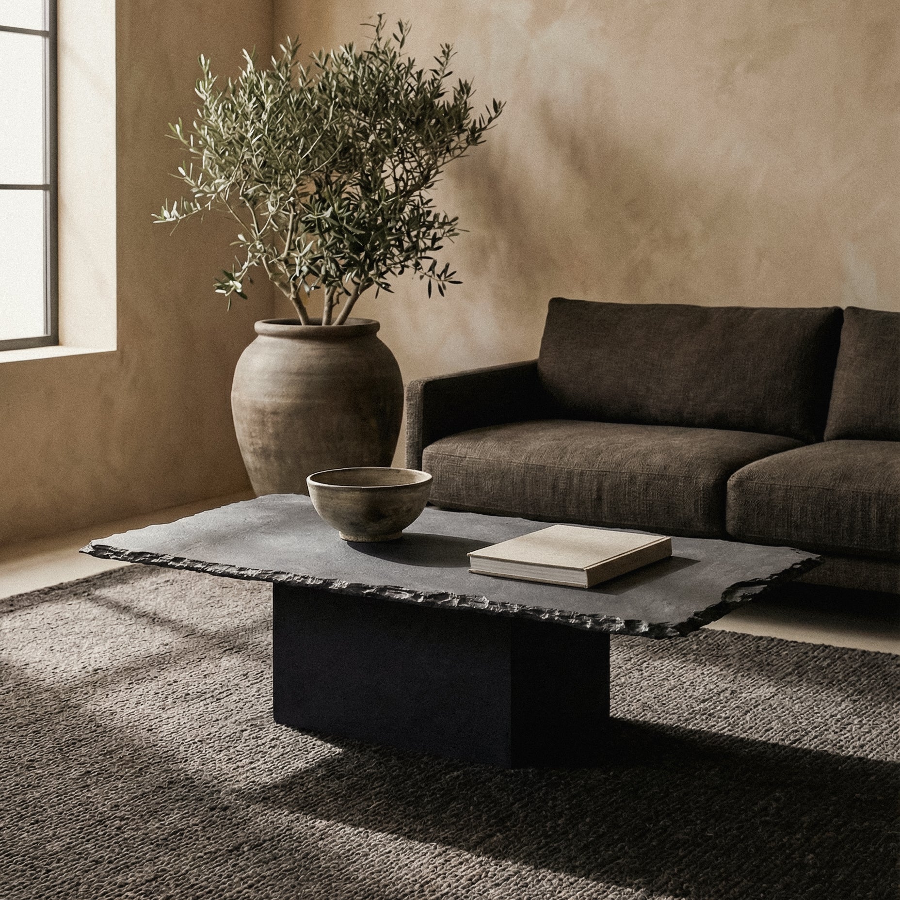 Table basse en calcaire noir
