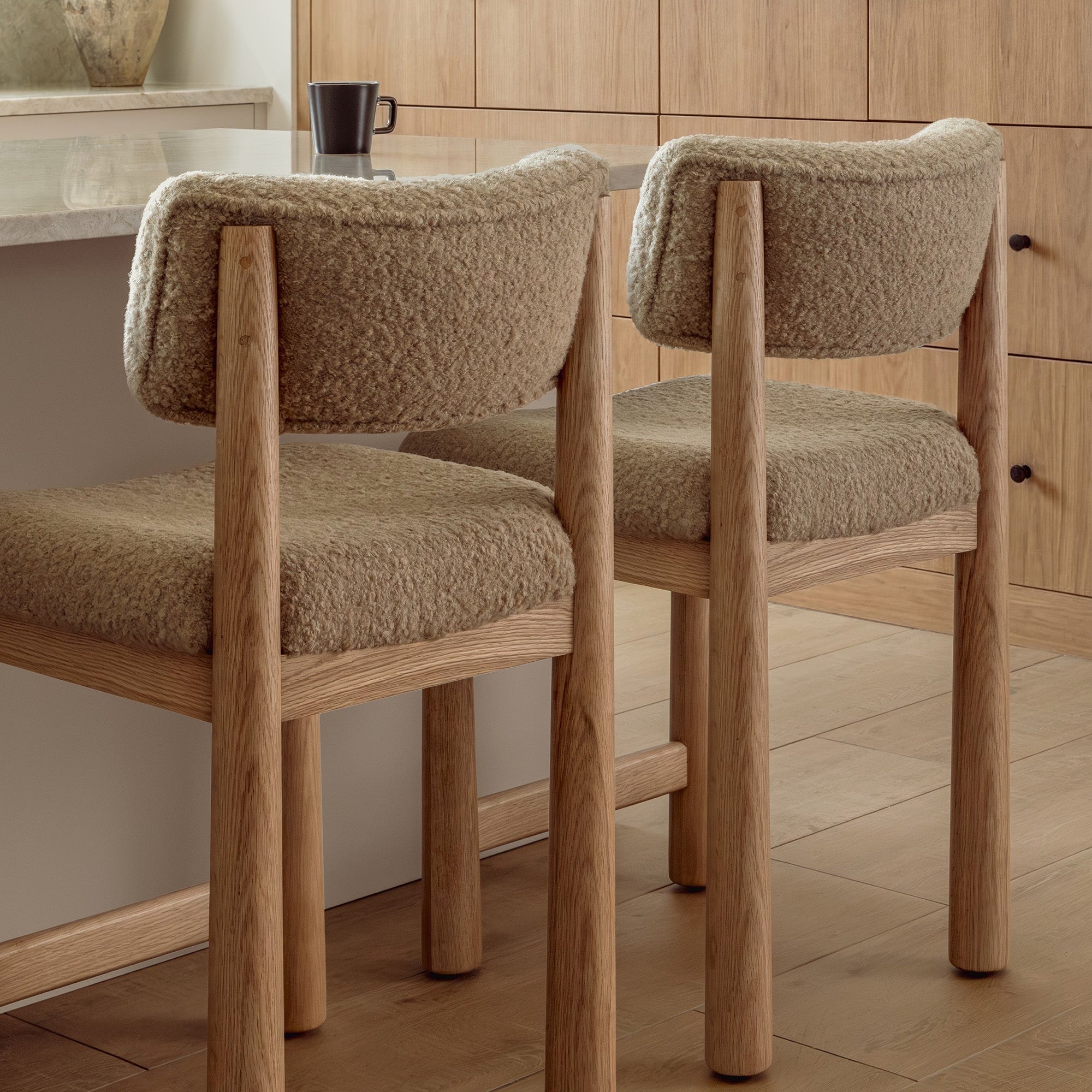Tabouret de comptoir - Bouclé belge camel et pieds fuselés en chêne blanc