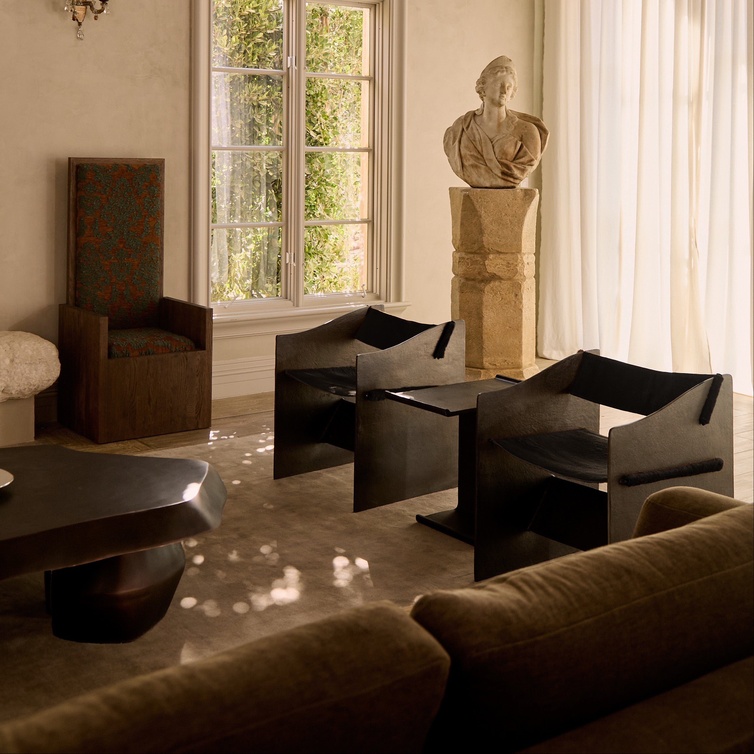Fauteuil d'appoint sculptural – Structure en fonte d'aluminium