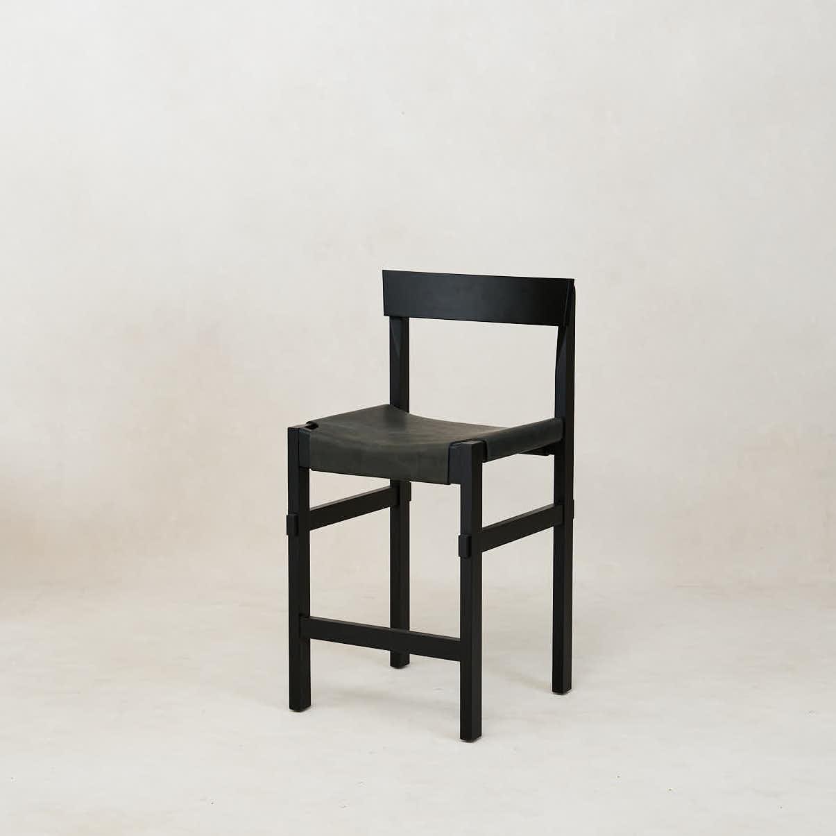 Tabouret de comptoir - Siège en cuir épais, cadre noir fait main