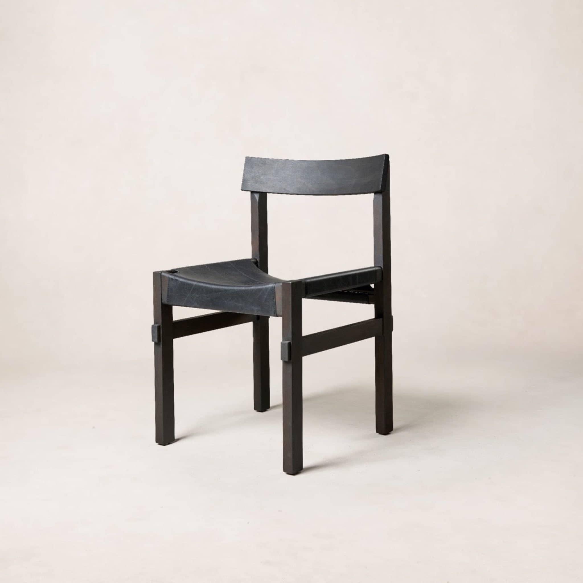 Chaise de salle à manger - Assise en cuir épais, piètement noir fait main