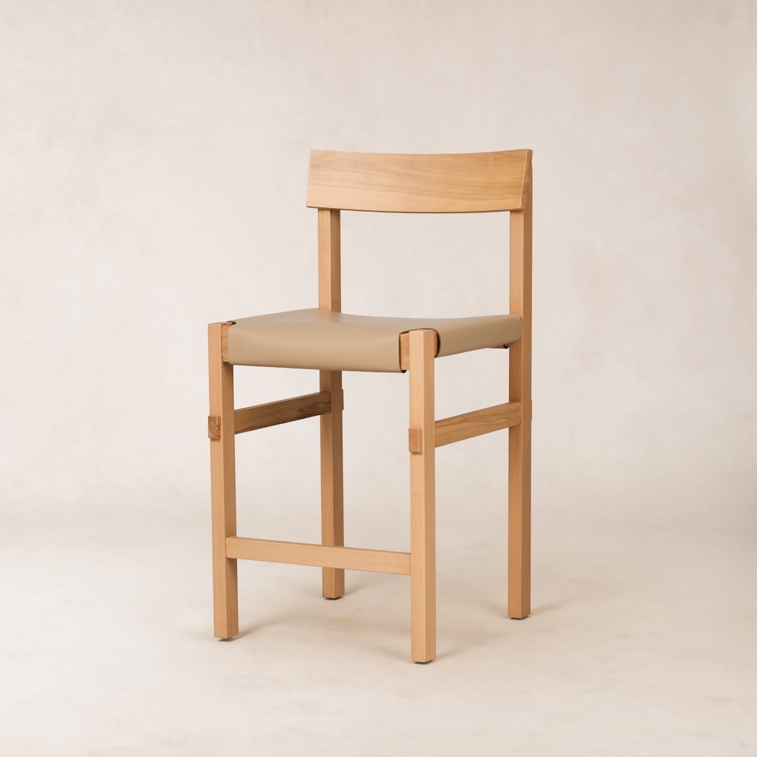 Tabouret de comptoir - Assise en cuir épais, piètement en bois naturel fait main
