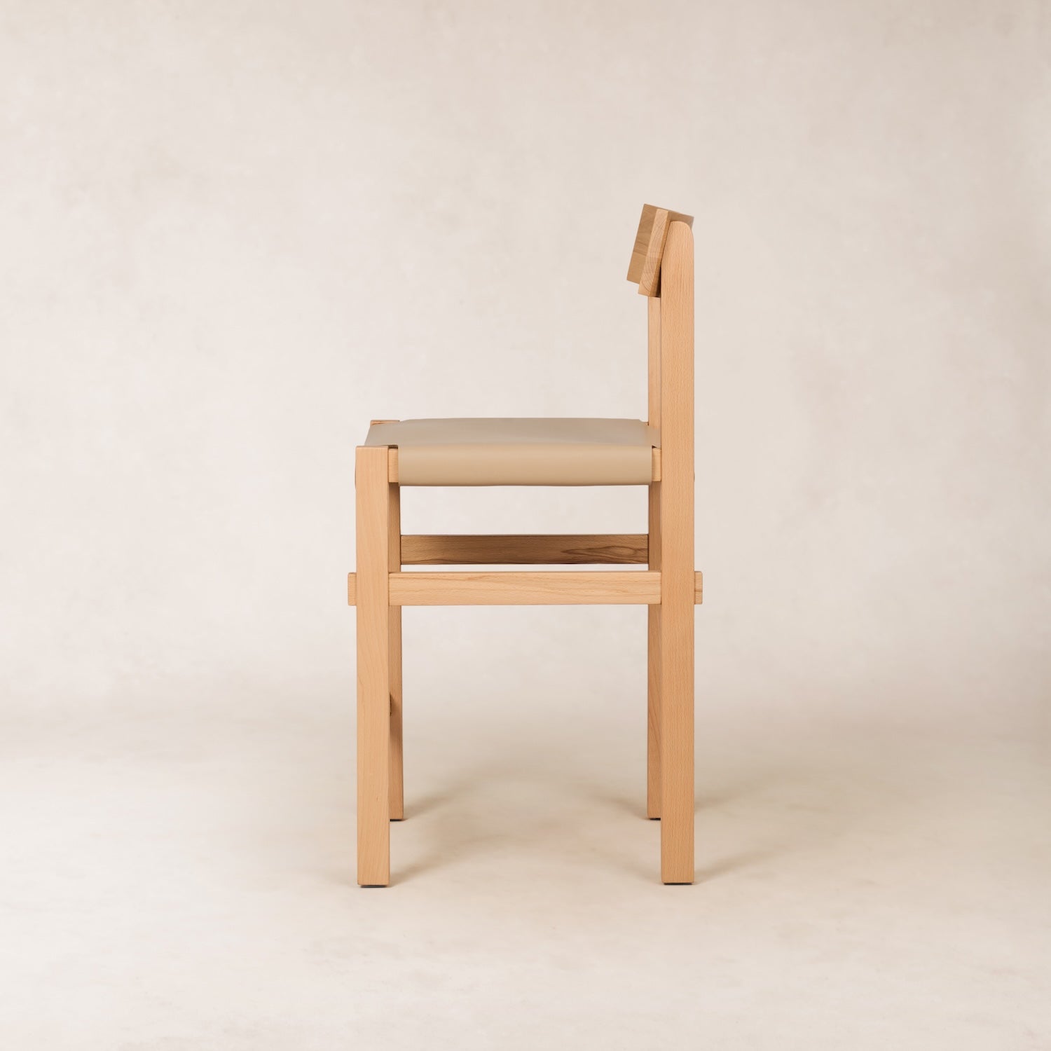 Tabouret de comptoir - Assise en cuir épais, piètement en bois naturel fait main