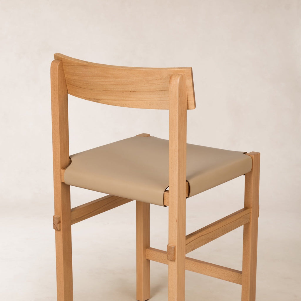 Tabouret de comptoir - Assise en cuir épais, piètement en bois naturel fait main