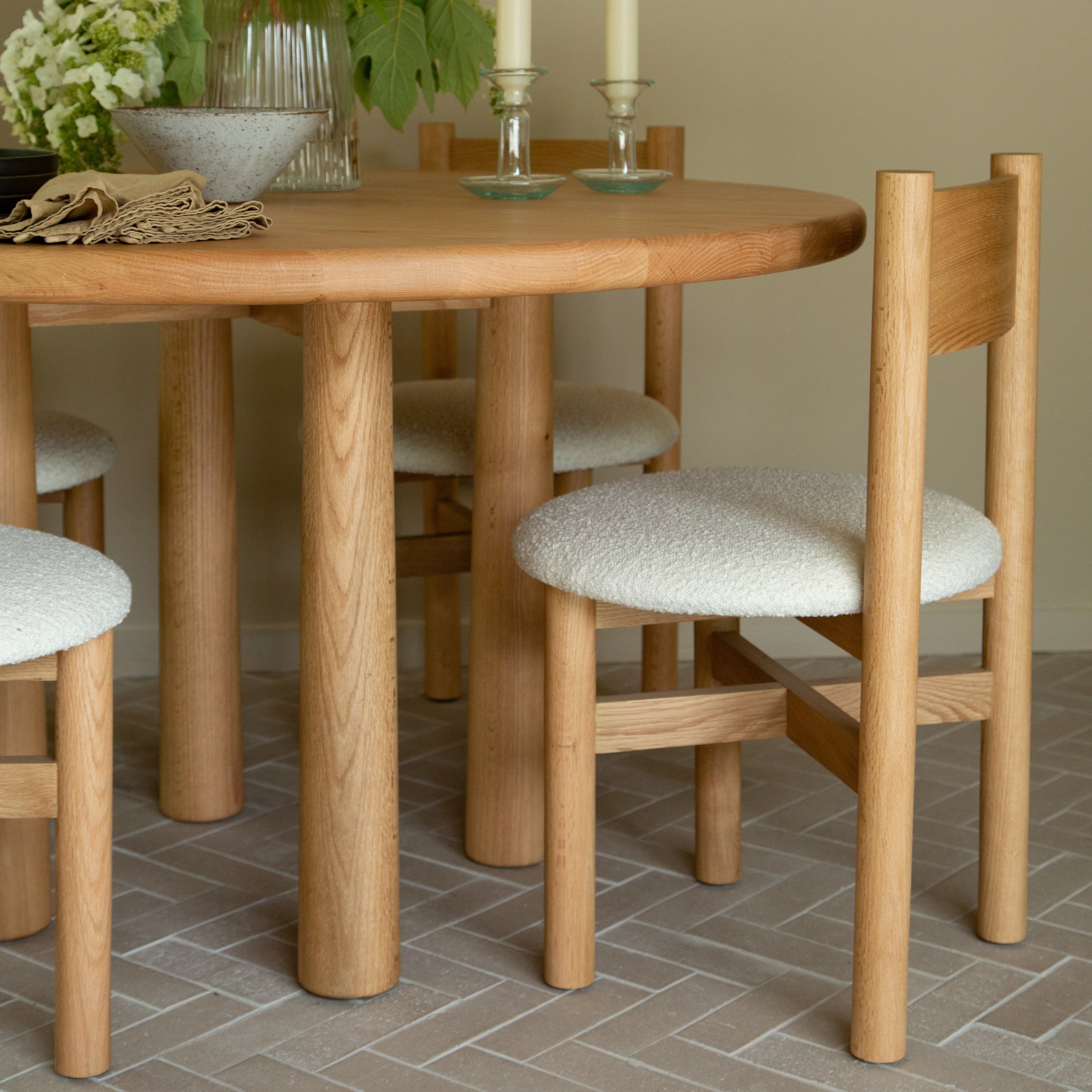 Table à manger ronde - Finition chêne chaud