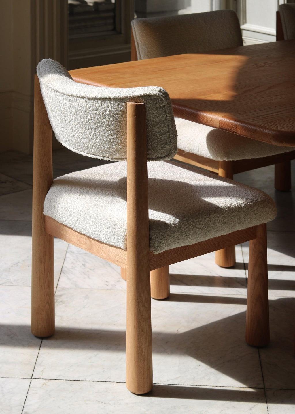 Chaise de salle à manger - Chêne clair bouclé et pieds coniques en chêne blanc